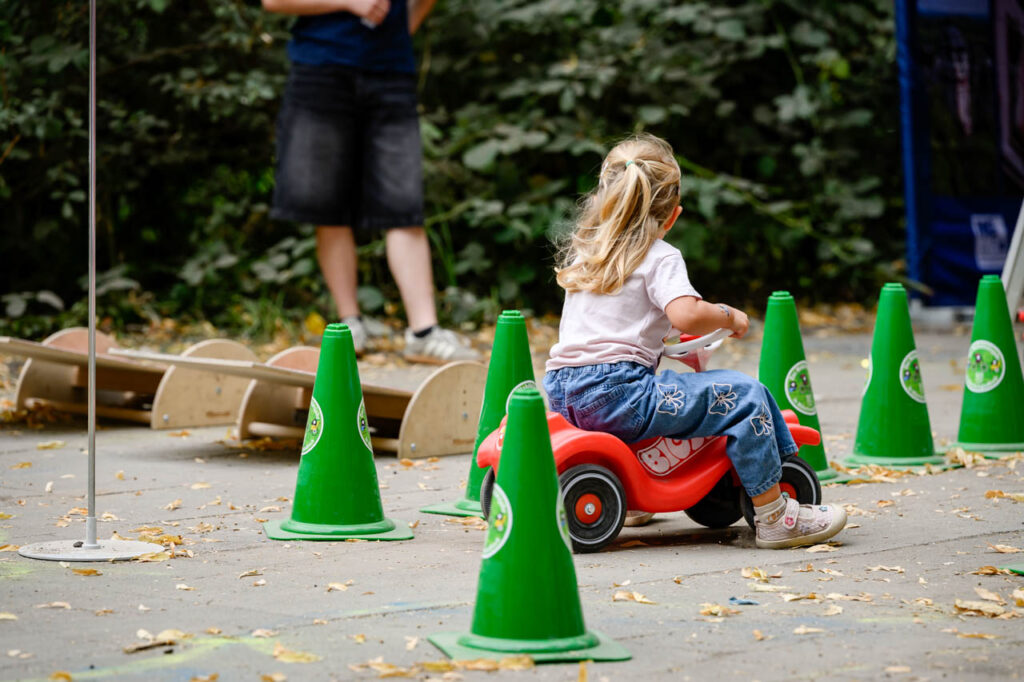 Kind fährt mit einem Bobbycar durch einen Parcours beim Fest am See 2026.