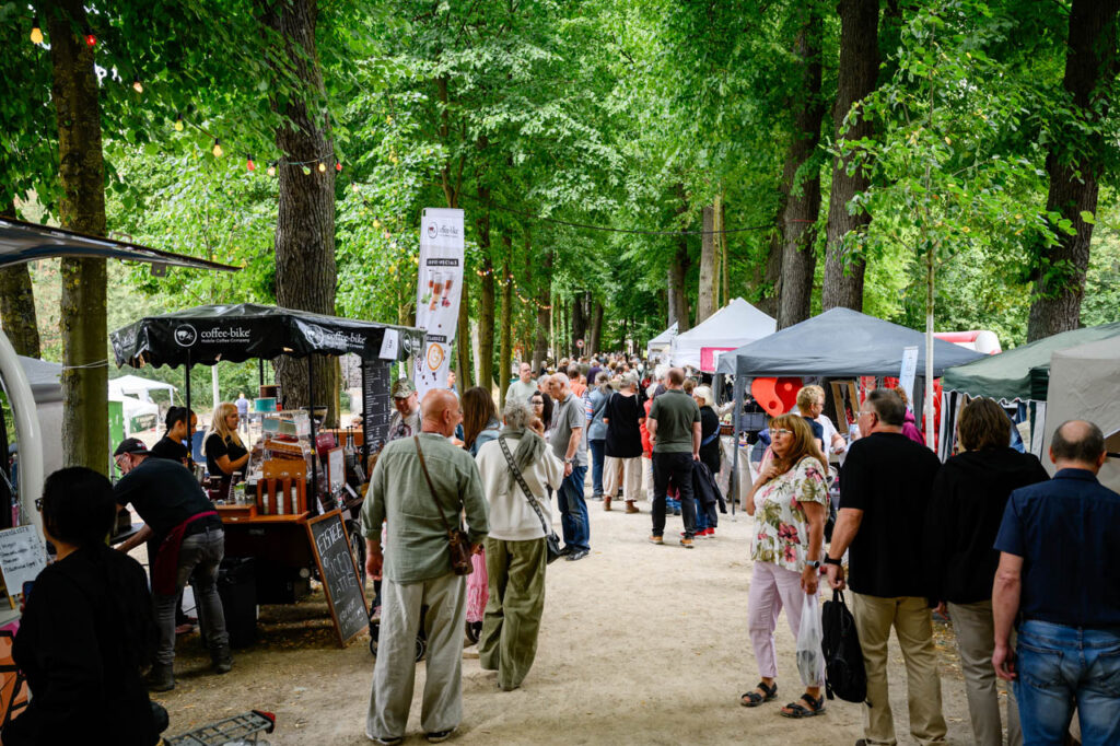 Viele Besucherinnen und Besucher schlendern zwischen den Marktständen beim Fest am See 2026.