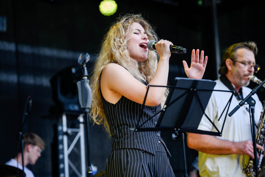 Sängerin tritt gemeinsam mit einem Musiker auf der Bühne beim Fest am See 2026 auf.