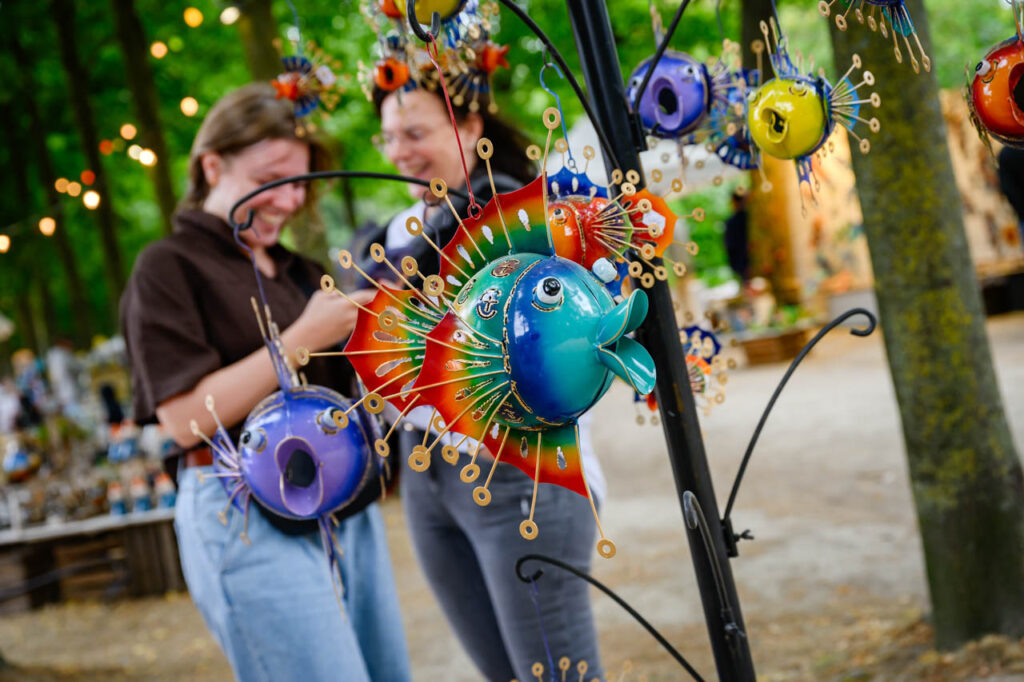 Bunte Fischfiguren aus Metall an einem Kunsthandwerkstand beim Fest am See 2026.