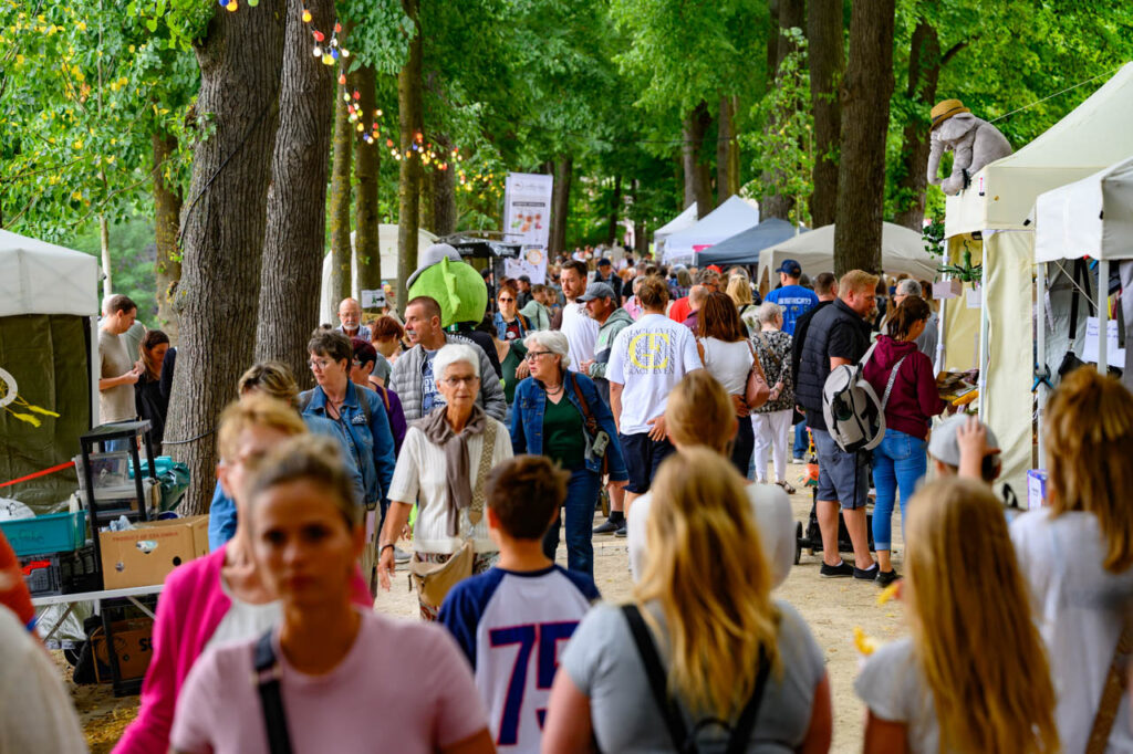 Viele Besucherinnen und Besucher schlendern zwischen den Ständen beim Fest am See 2026.