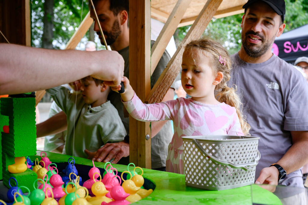 Kind angelt eine bunte Ente bei einem Spielangebot für Familien beim Fest am See 2026.