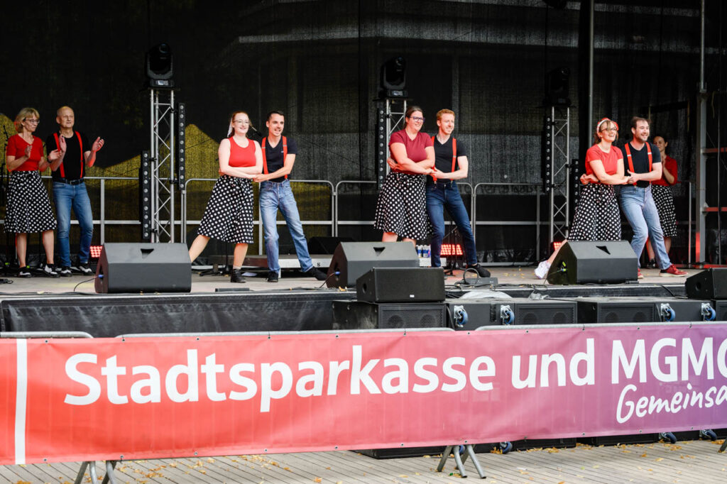 Tanzgruppe tritt auf der Bühne beim Fest am See 2026 im Schlosspark Wickrath auf.