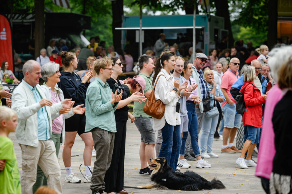 Besucherinnen und Besucher verfolgen gemeinsam das Bühnenprogramm beim Fest am See 2026.