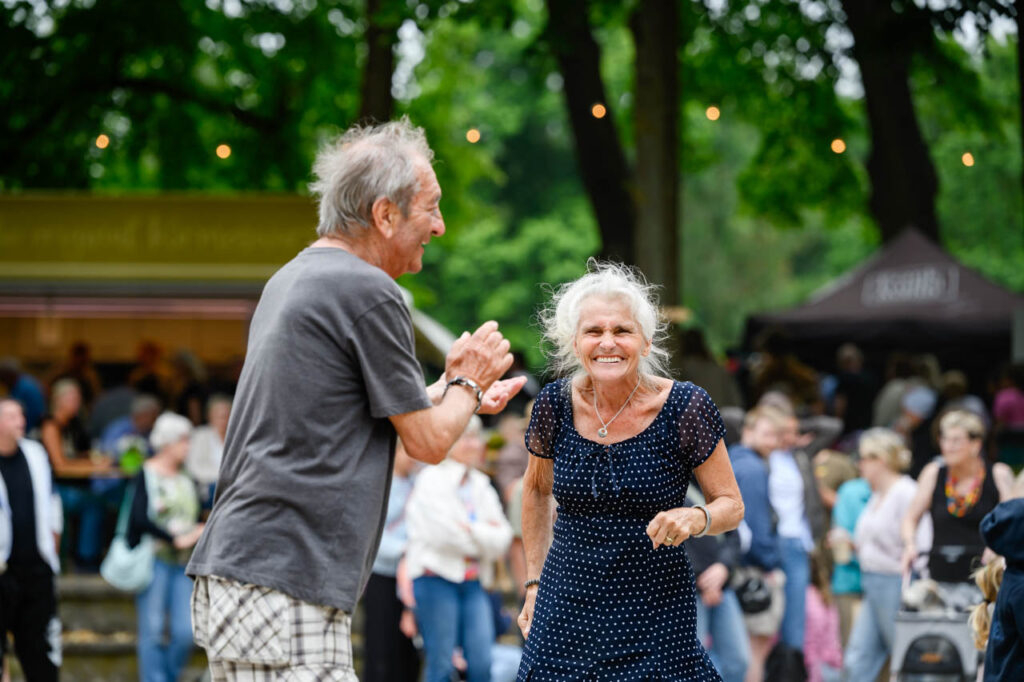 Älteres Paar tanzt beim Fest am See 2026 im Schlosspark Wickrath.