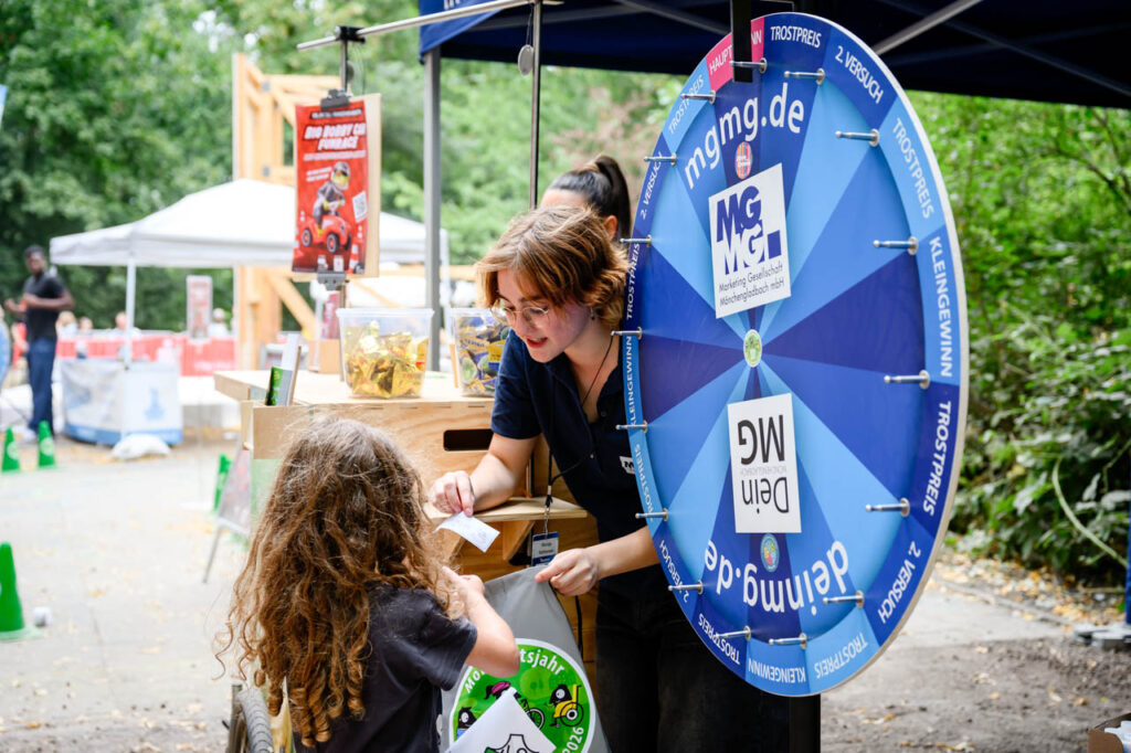 Kind am Glücksrad der Marketing Gesellschaft Mönchengladbach beim Fest am See 2026.