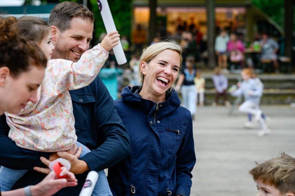 Familie mit Kindern genießt gemeinsam das Fest am See 2026 im Schlosspark Wickrath.